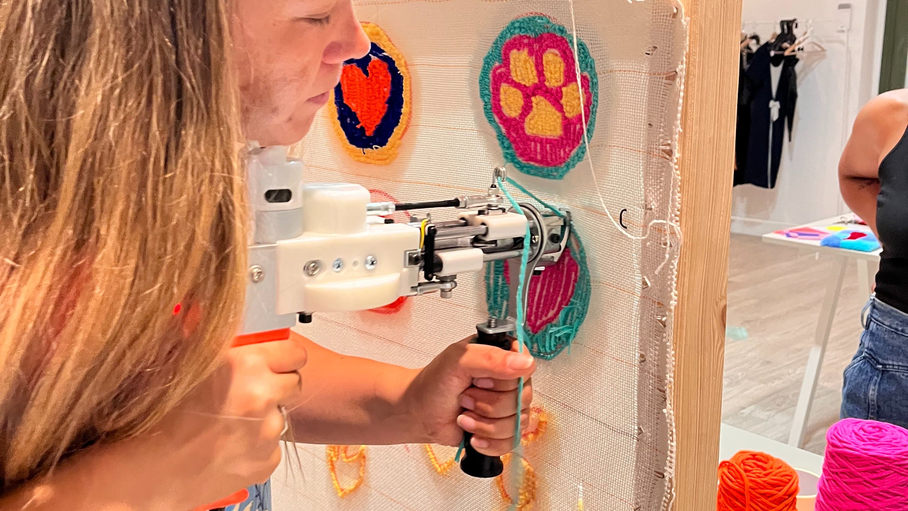 🧶🔫TUFTING EXPRESS + 🍻: crea con @whynatstudio y degusta 🍻con @macariabrewmx